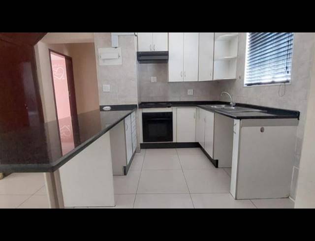 2 BEDROOM TOWNHOUSE FOR SALE IN BASSONIA